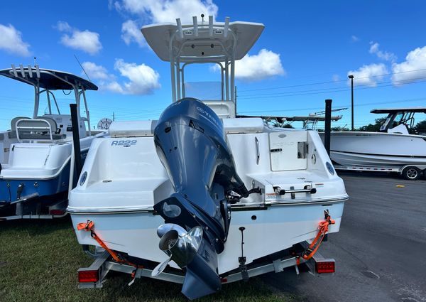 Robalo R222-CENTER-CONSOLE image