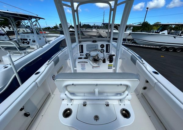 Robalo R222-CENTER-CONSOLE image