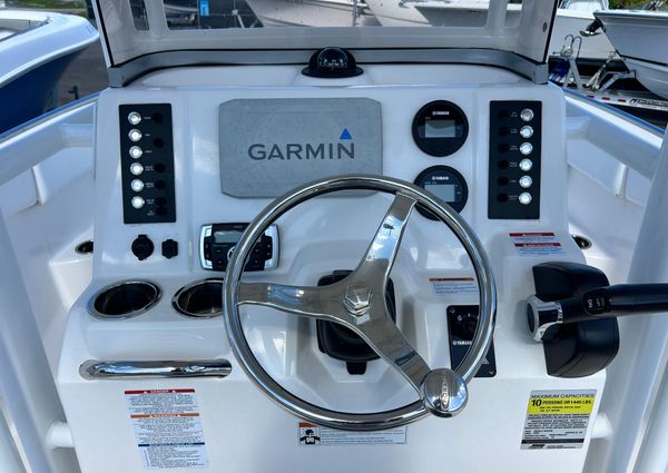 Robalo R222-CENTER-CONSOLE image