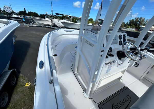 Robalo R222-CENTER-CONSOLE image