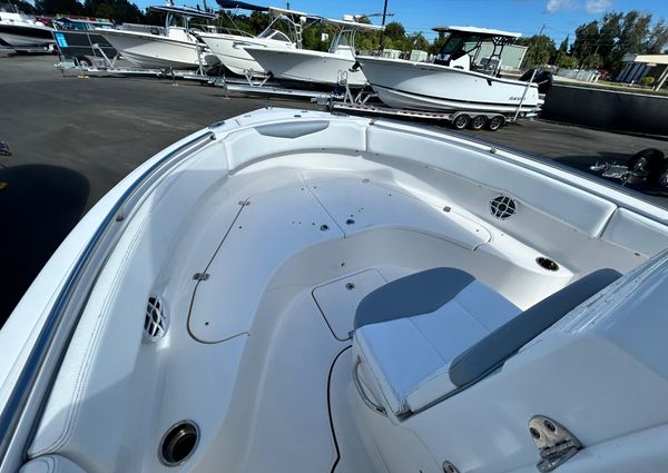 Robalo R222-CENTER-CONSOLE image