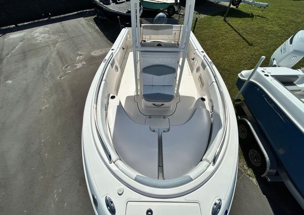 Robalo R222-CENTER-CONSOLE image