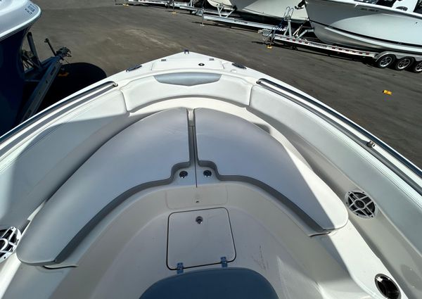 Robalo R222-CENTER-CONSOLE image