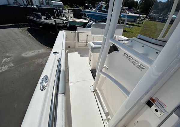 Robalo R222-CENTER-CONSOLE image