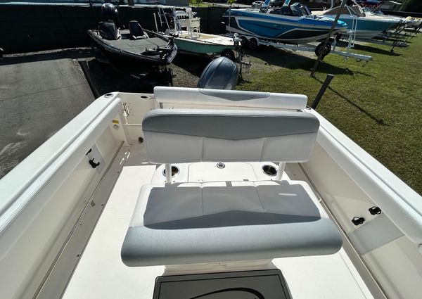 Robalo R222-CENTER-CONSOLE image