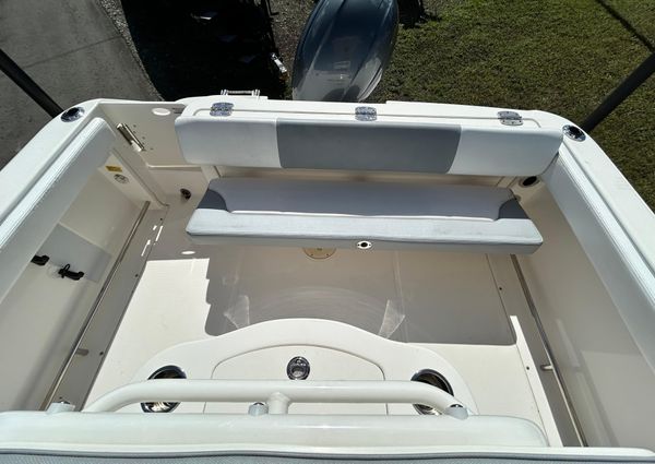 Robalo R222-CENTER-CONSOLE image