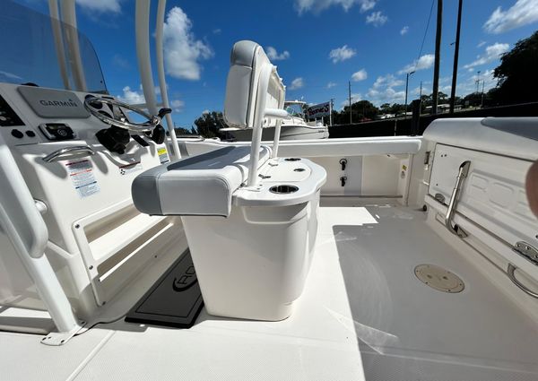 Robalo R222-CENTER-CONSOLE image