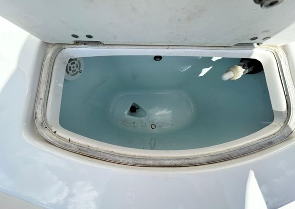 Robalo R222-CENTER-CONSOLE image