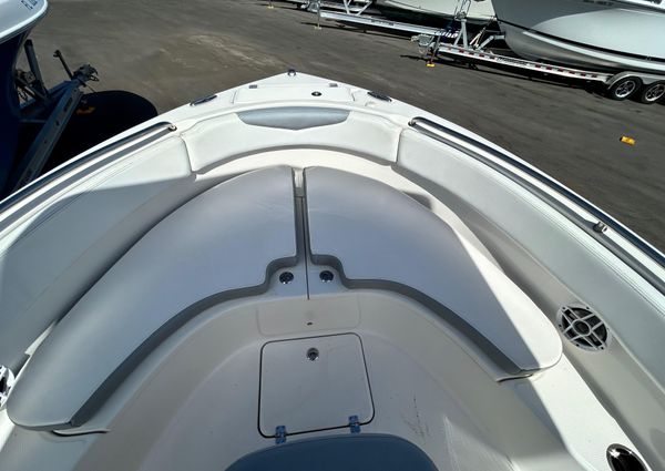 Robalo R222-CENTER-CONSOLE image