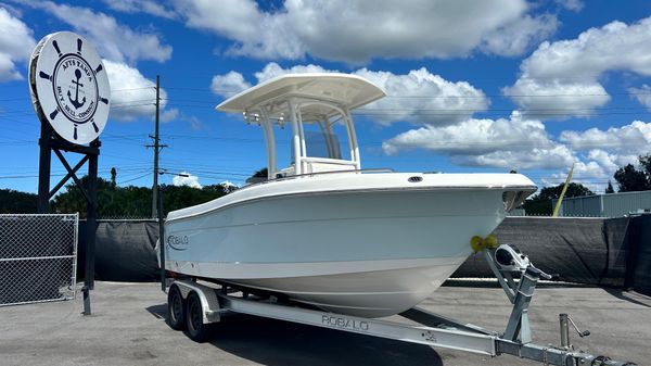 Robalo R222 Center Console 