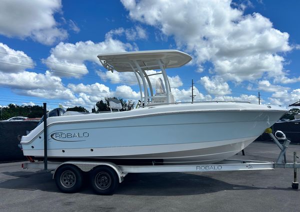 Robalo R222-CENTER-CONSOLE image