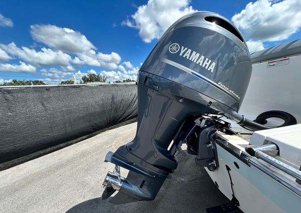 Robalo R222-CENTER-CONSOLE image