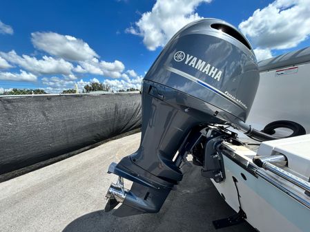 Robalo R222-CENTER-CONSOLE image