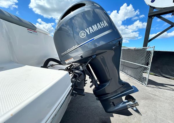 Robalo R222-CENTER-CONSOLE image