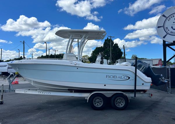 Robalo R222-CENTER-CONSOLE image