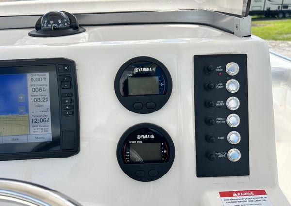 Robalo R222-CENTER-CONSOLE image