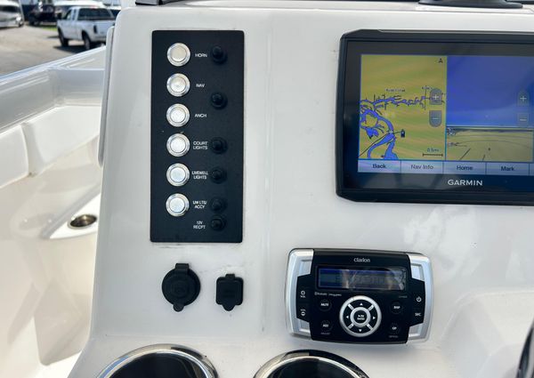 Robalo R222-CENTER-CONSOLE image