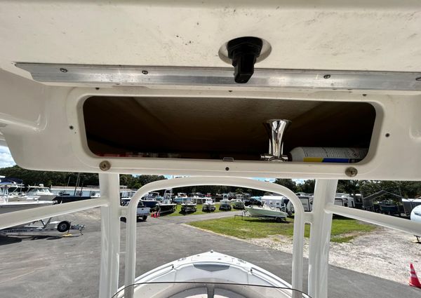 Robalo R222-CENTER-CONSOLE image