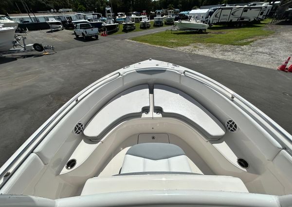 Robalo R222-CENTER-CONSOLE image