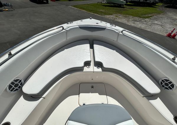 Robalo R222-CENTER-CONSOLE image