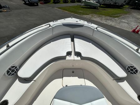 Robalo R222-CENTER-CONSOLE image