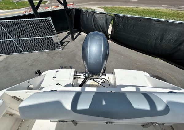 Robalo R222-CENTER-CONSOLE image