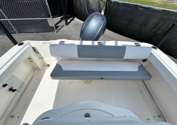 Robalo R222-CENTER-CONSOLE image