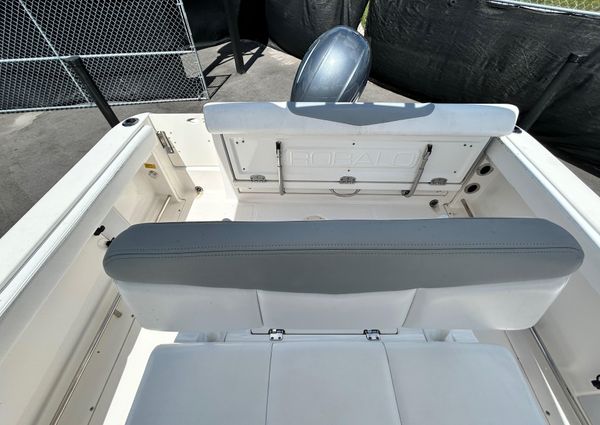 Robalo R222-CENTER-CONSOLE image