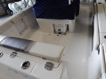 Robalo r272 image