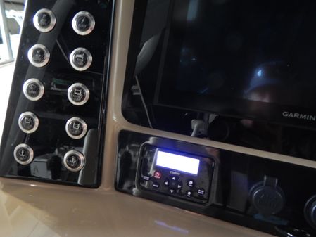 Robalo r272 image