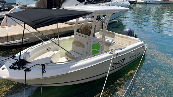 Robalo R222 Center Console