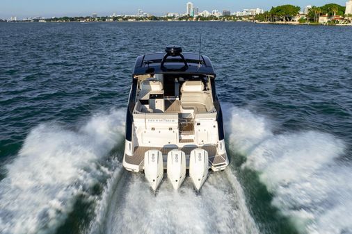 Sea Ray Sundancer 370 OB image