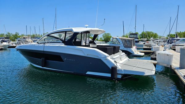 Cruisers Yachts 390 Express Coupe 