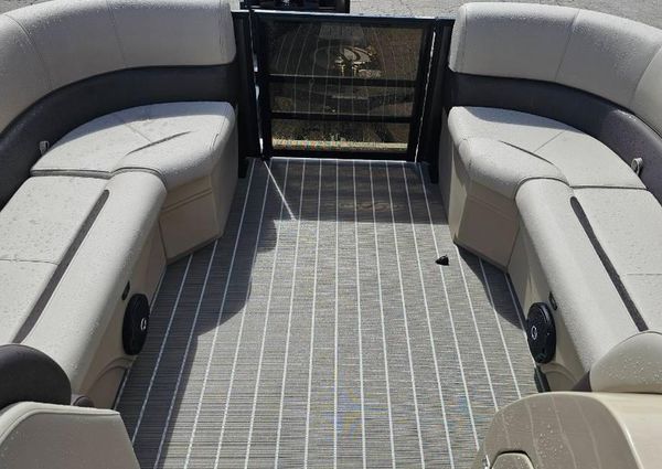 Bentley-pontoons LEGACY-223-SWINGBACK image