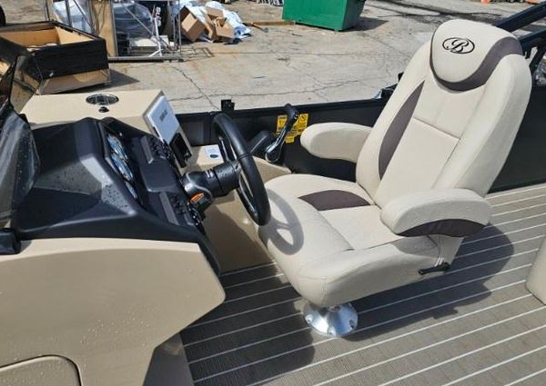 Bentley-pontoons LEGACY-223-SWINGBACK image