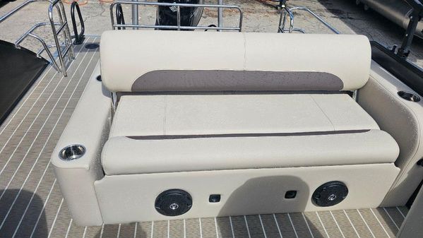 Bentley-pontoons LEGACY-223-SWINGBACK image