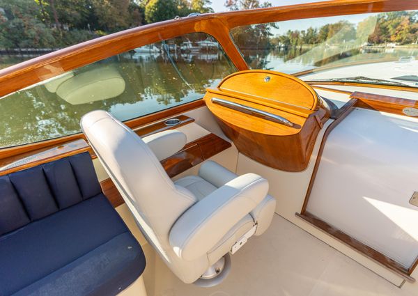 Hinckley Talaria 29 Runabout image