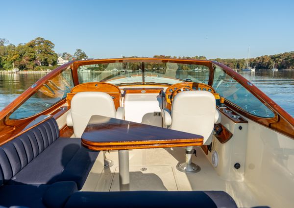 Hinckley Talaria 29 Runabout image