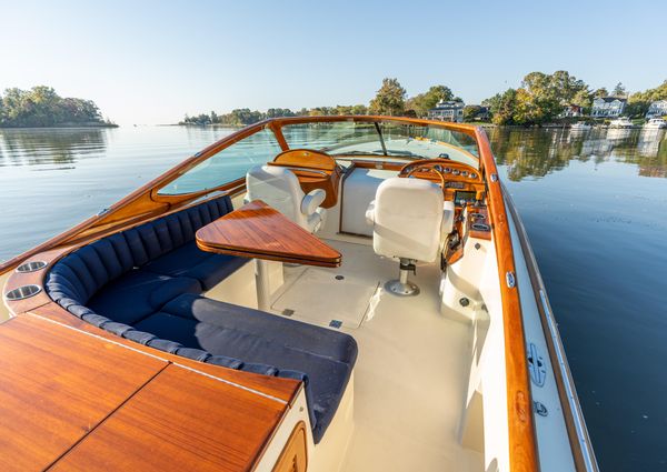 Hinckley Talaria 29 Runabout image