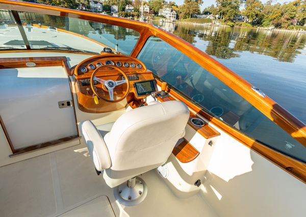 Hinckley Talaria 29 Runabout image