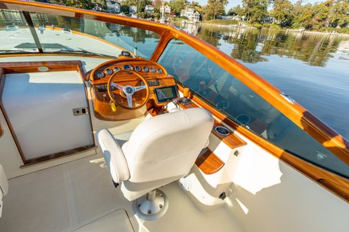 Hinckley Talaria 29 Runabout image