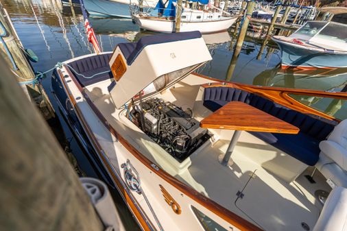 Hinckley Talaria 29 Runabout image