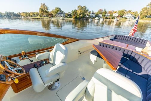 Hinckley Talaria 29 Runabout image