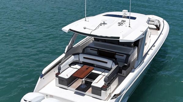 Tiara Yachts 38 LS 