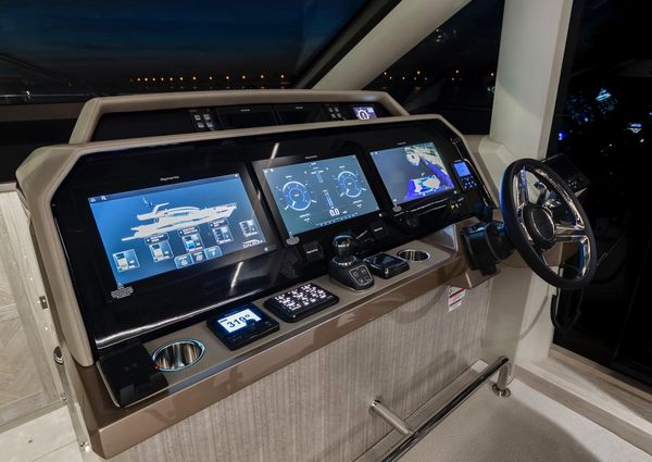 Galeon 700 Skydeck image