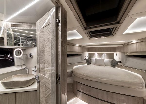 Galeon 700 Skydeck image