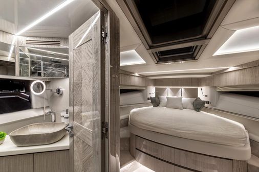 Galeon 700 Skydeck image