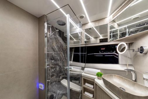 Galeon 700 Skydeck image