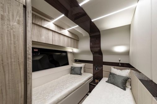 Galeon 700 Skydeck image