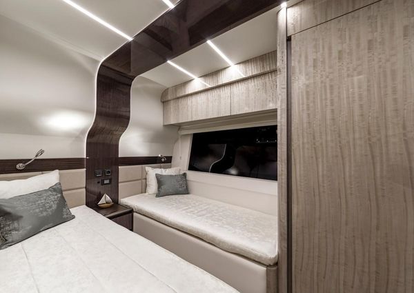 Galeon 700 Skydeck image